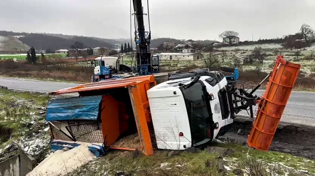 eyyupsultanda kar kureme araci buzlu yolda devrildi 1 yarali 1 hE8IFsKO