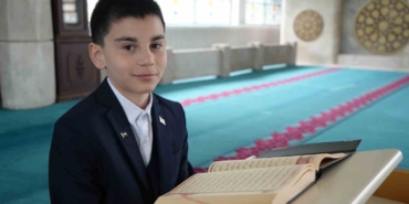 ezaniyla-yurekleri-mest-eden-ogrenci-bu-kez-kuran-i-kerim-tilavetinde-zirvede-t23jNztX.jpg