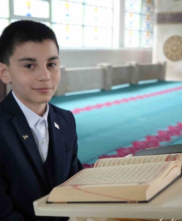 ezaniyla-yurekleri-mest-eden-ogrenci-bu-kez-kuran-i-kerim-tilavetinde-zirvede-t23jNztX.jpg