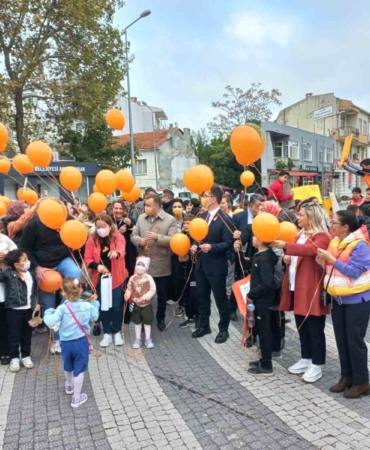 ezinede-losemili-cocuklar-haftasi-yuruyusu-UxK2RQuQ.jpg