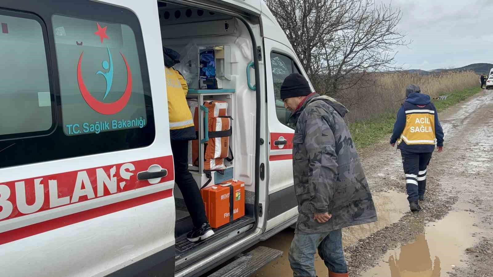 ezinede menderes cayi tasti kislada hayvanlariyla mahsur kalan adam kurtarildi 2 HIdKpzVO