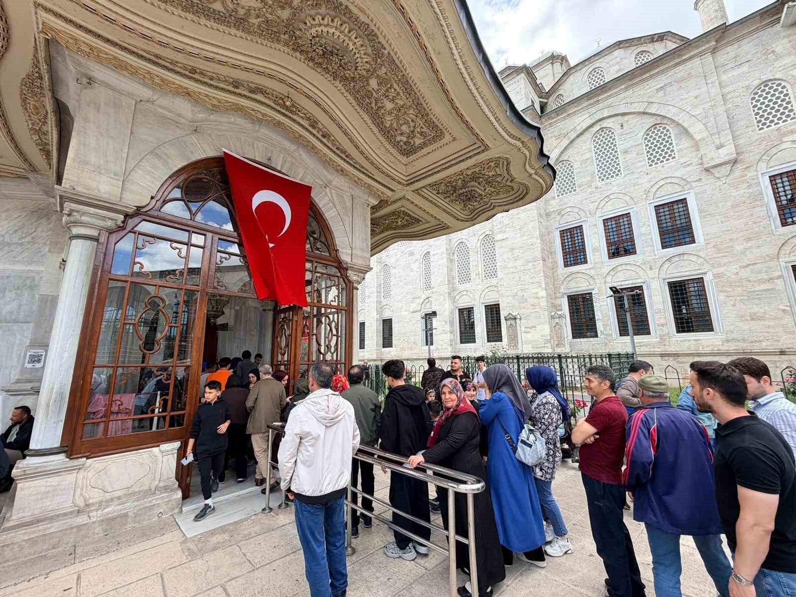 Fâtih Sultan Mehmed Han Türbesi’nde yoğunluk oluştu 5 f tih sultan mehmed han turbesinde yogunluk olustu 1 y8uXemt4