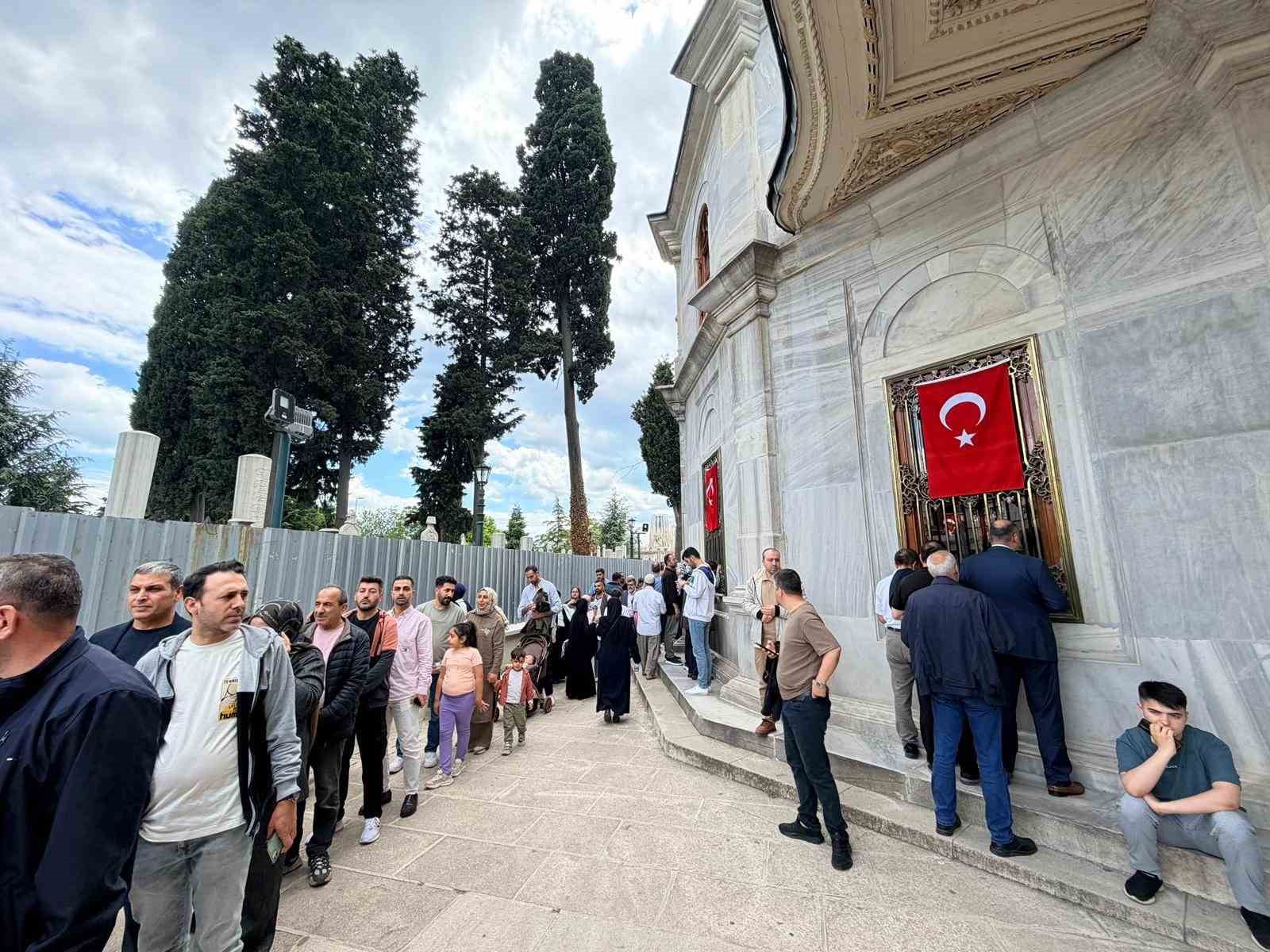 Fâtih Sultan Mehmed Han Türbesi’nde yoğunluk oluştu 6 f tih sultan mehmed han turbesinde yogunluk olustu 2 n7WTNFy6