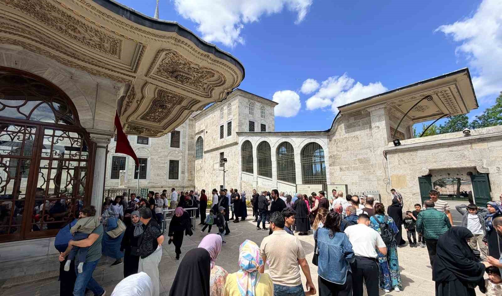 Fâtih Sultan Mehmed Han Türbesi’nde yoğunluk oluştu 7 f tih sultan mehmed han turbesinde yogunluk olustu 3 UW267d59