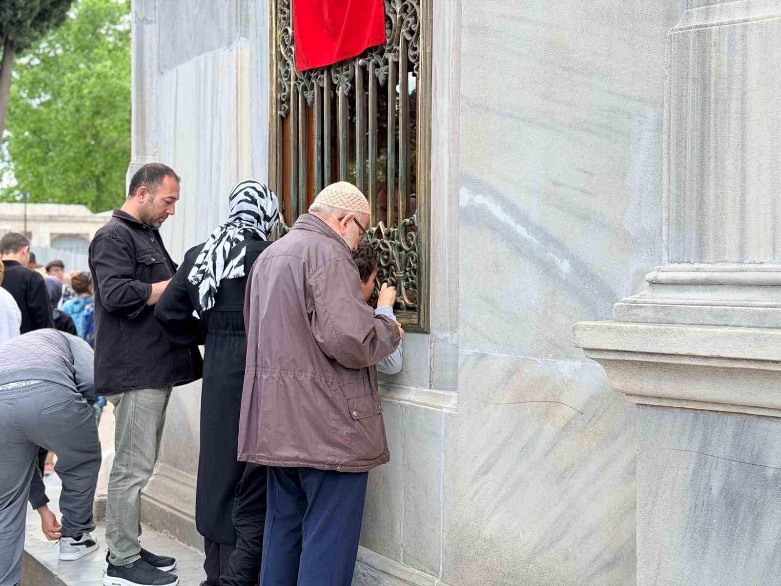 Fâtih Sultan Mehmed Han Türbesi’nde yoğunluk oluştu 8 f tih sultan mehmed han turbesinde yogunluk olustu 4 9uPcSyrn