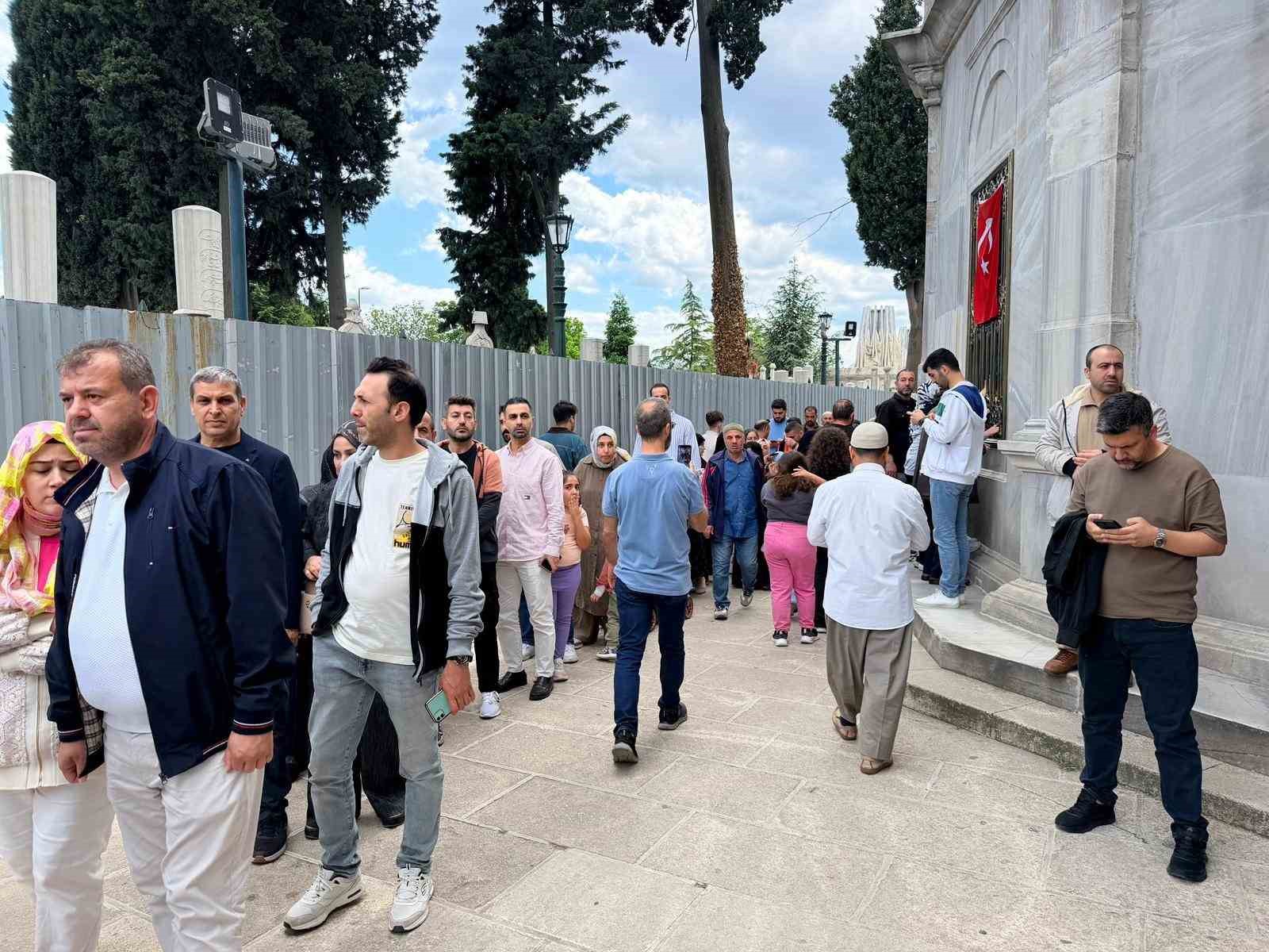 Fâtih Sultan Mehmed Han Türbesi’nde yoğunluk oluştu 9 f tih sultan mehmed han turbesinde yogunluk olustu 5 uP4mORzs
