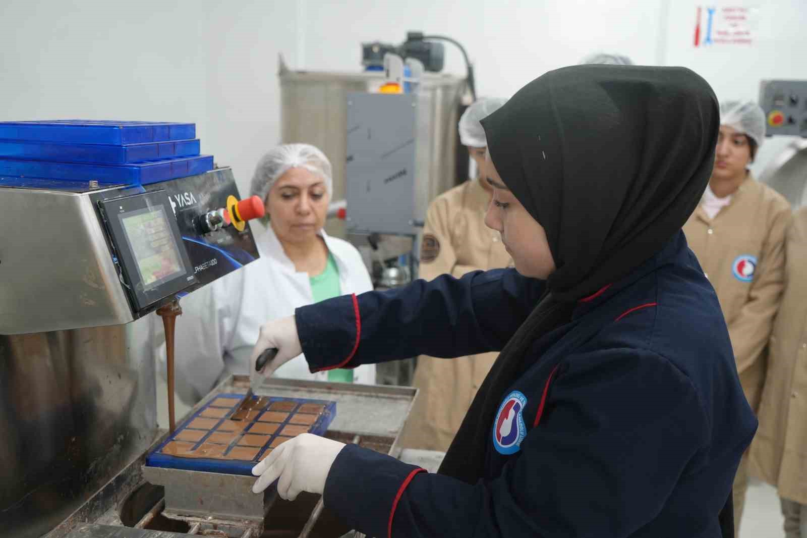 fabrika gibi okulda cikolata uretiminden yilda 3 milyon tllik ciro 2 DXiG7X7T
