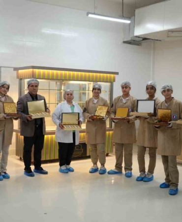 fabrika-gibi-okulda-cikolata-uretiminden-yilda-3-milyon-tllik-ciro-p11Sj2s7.jpg