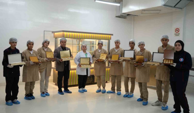 fabrika-gibi-okulda-cikolata-uretiminden-yilda-3-milyon-tllik-ciro-p11Sj2s7.jpg