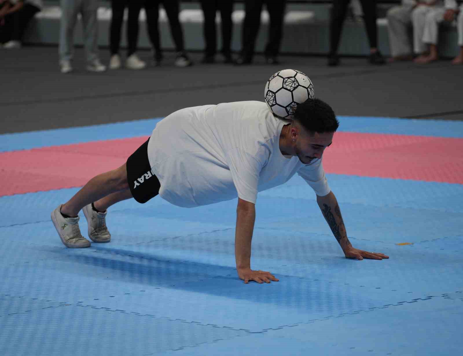 fabrika iscisinin futbol yetenegi dakikalarca topu yere dusurmeden sov yapti 0 XNmrhtVN