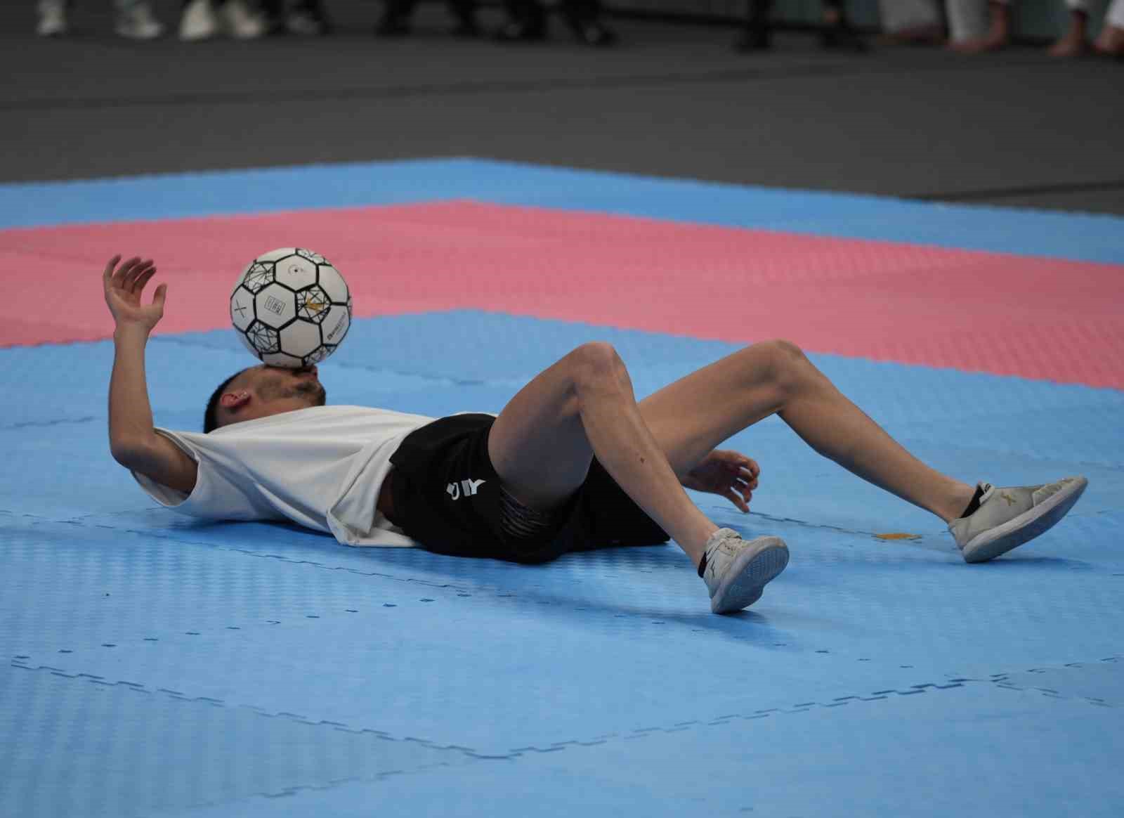fabrika iscisinin futbol yetenegi dakikalarca topu yere dusurmeden sov yapti 1 Zycbrl35