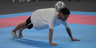 fabrika-iscisinin-futbol-yetenegi-dakikalarca-topu-yere-dusurmeden-sov-yapti-evfsshe3.jpg