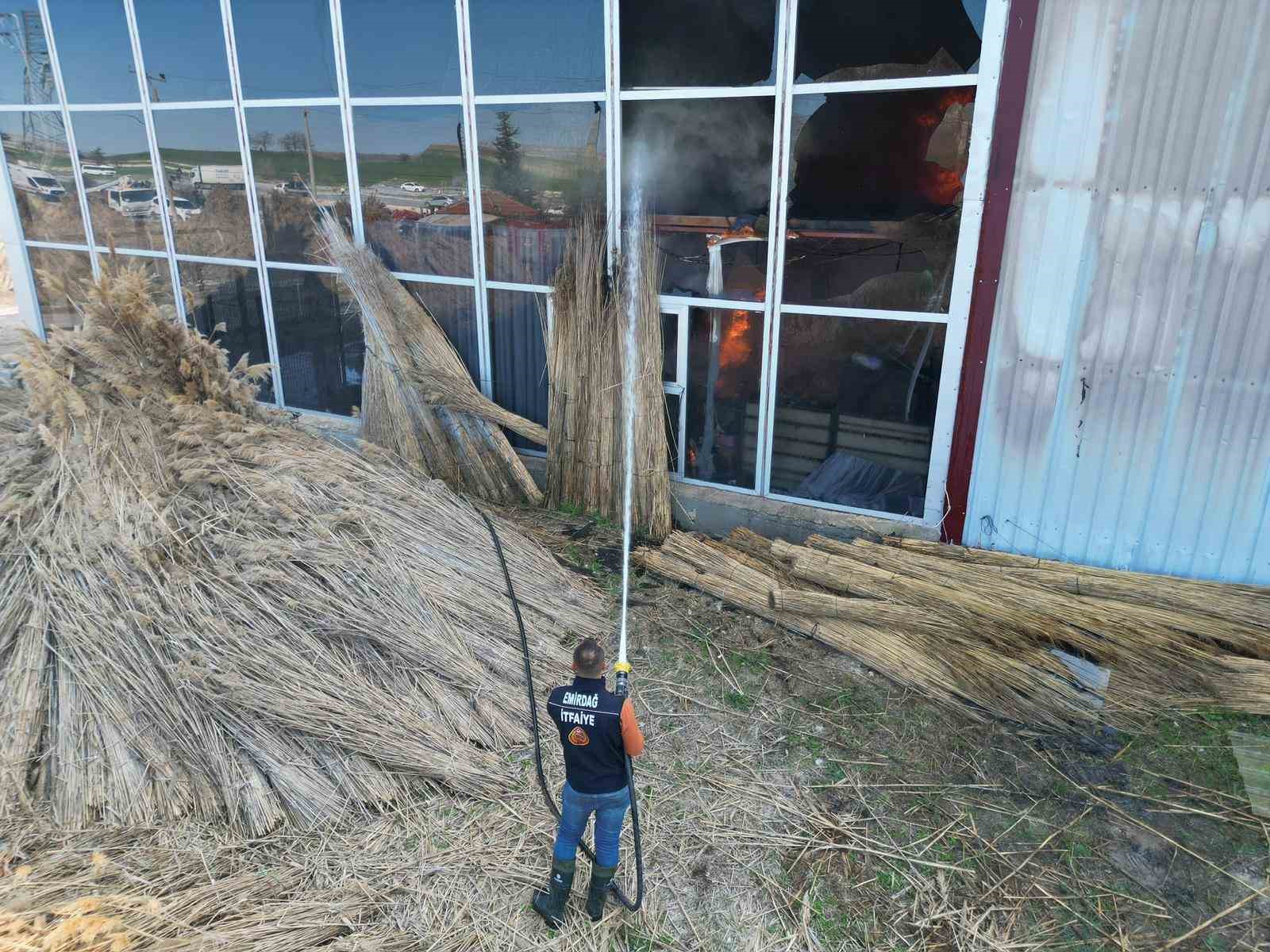 fabrika yangininda duman ve alevler metrelerce yuksege cikti 0 ROPyeS8W