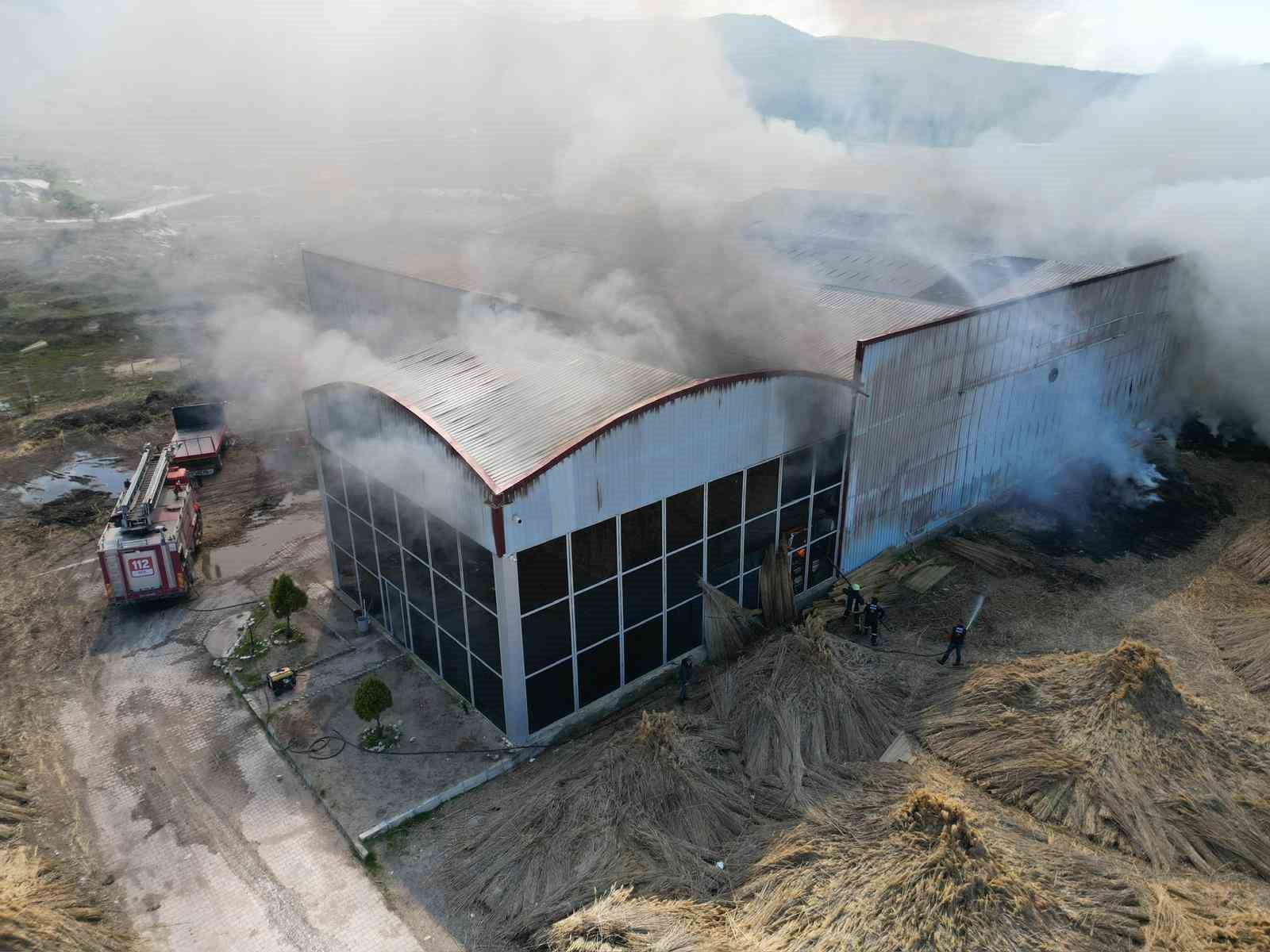 fabrika yangininda duman ve alevler metrelerce yuksege cikti 1 tegG2NTU