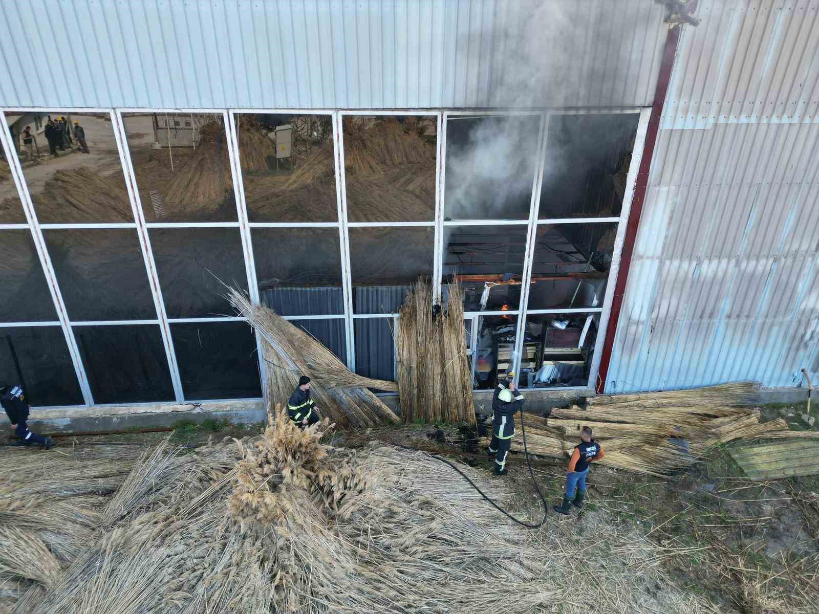 fabrika yangininda duman ve alevler metrelerce yuksege cikti 2 Dm133VVX
