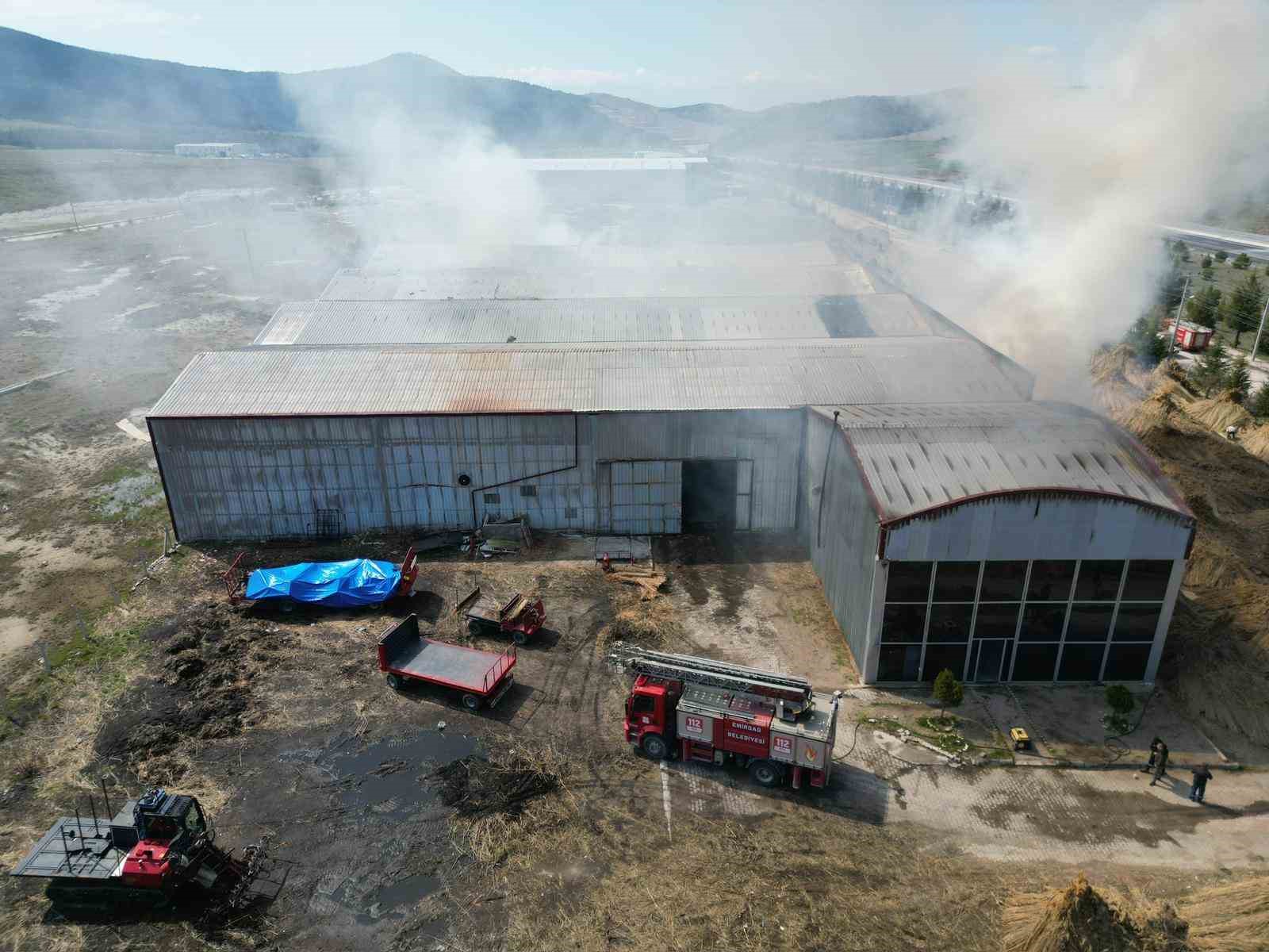 fabrika yangininda duman ve alevler metrelerce yuksege cikti 3 E1TMYPeV