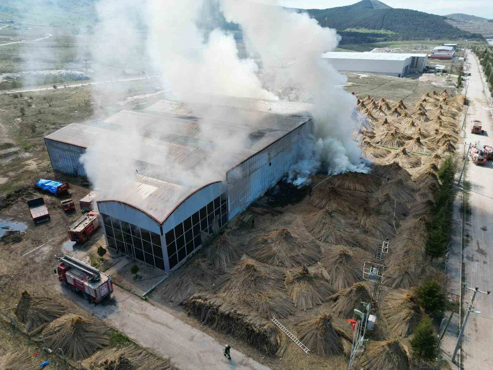 fabrika yangininda duman ve alevler metrelerce yuksege cikti 4 ndOsJnsp