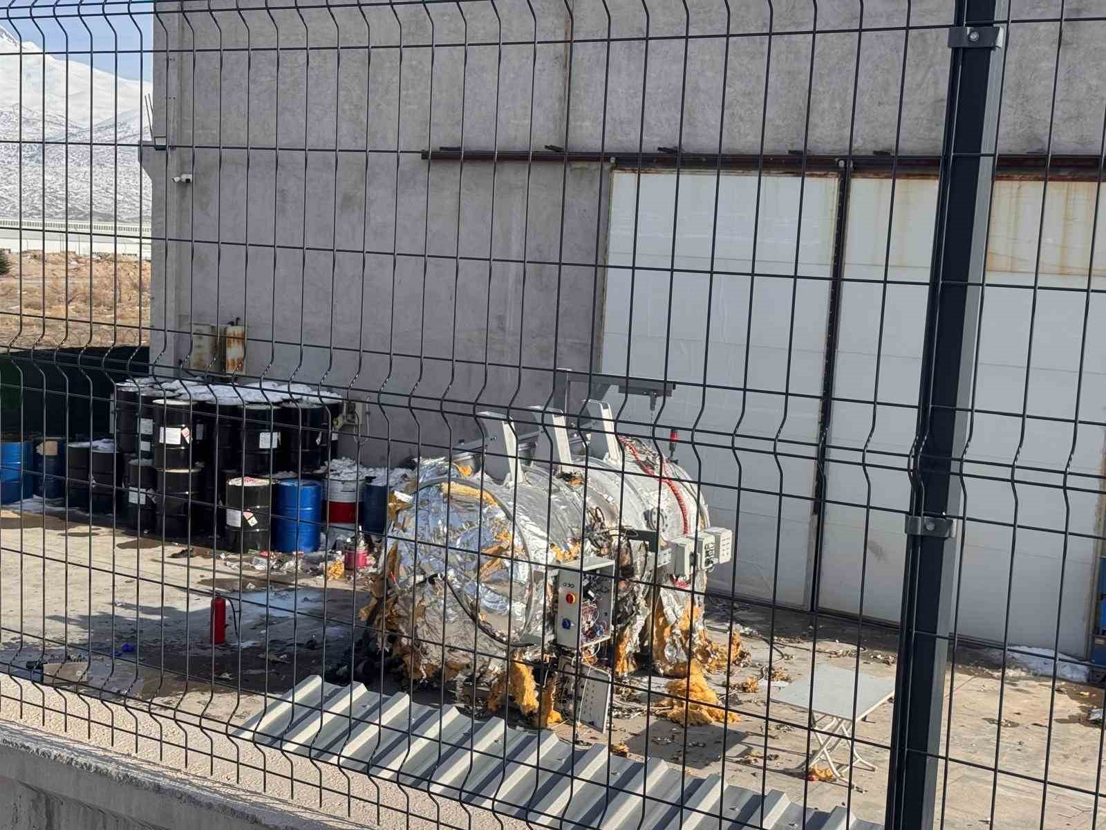 fabrikada gaz tanki patladi 4 isci yaralandi 1 LEkmZOqr