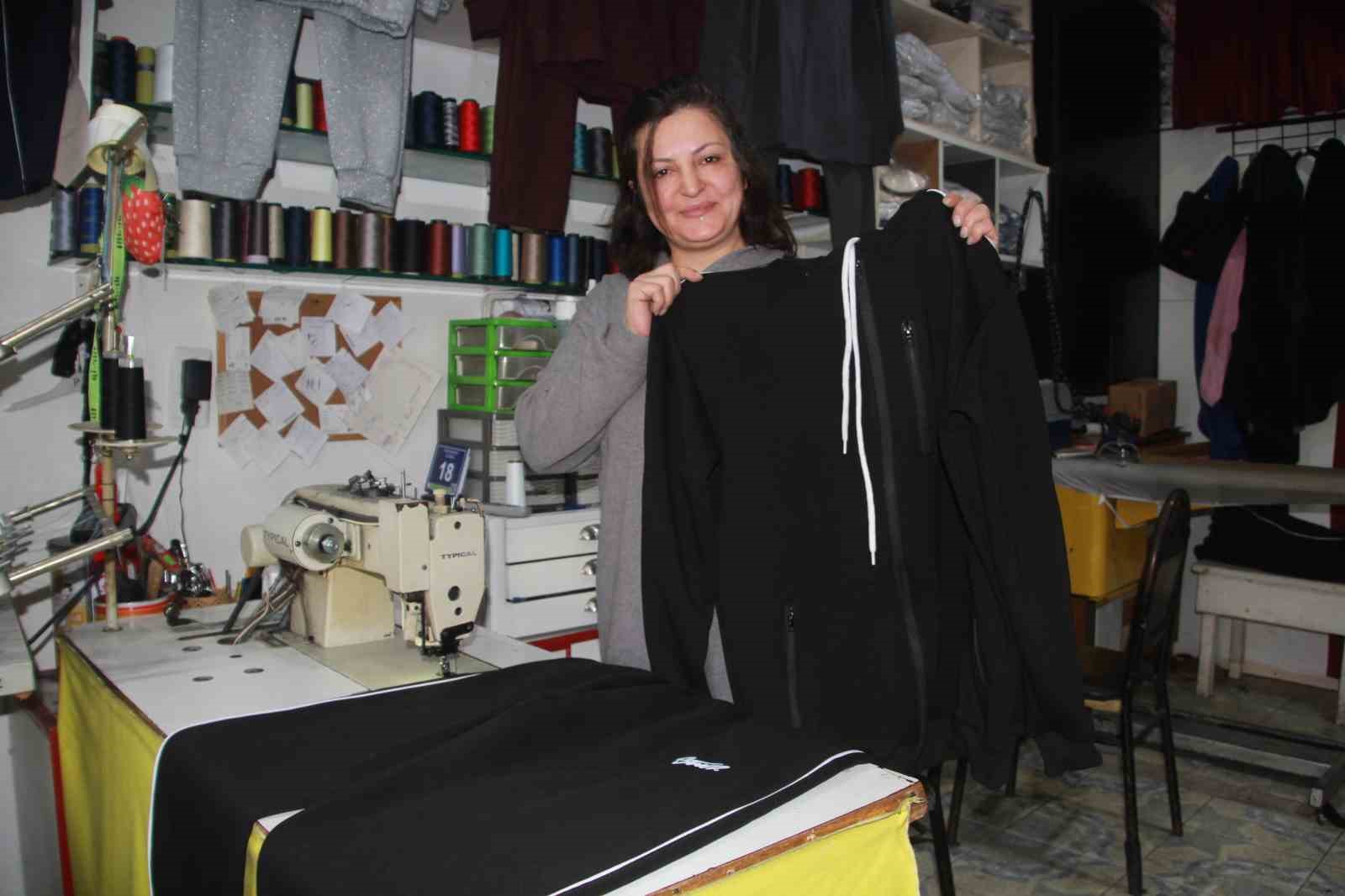 fabrikalarin atik kumaslarini satin alip 20 dakikada kiyafet uretiyor 0 2HY1vGih