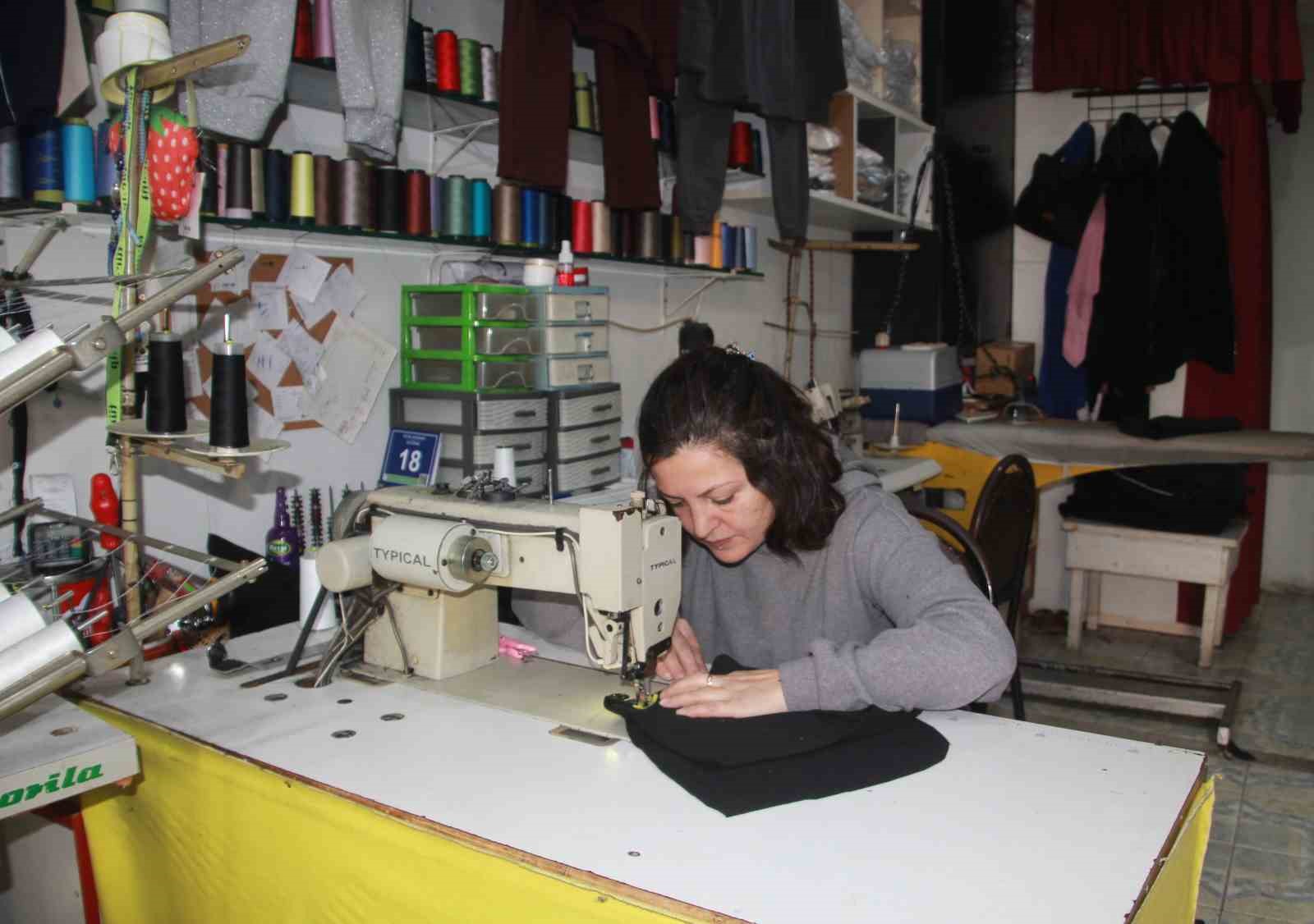 fabrikalarin atik kumaslarini satin alip 20 dakikada kiyafet uretiyor 3 Iibqcp1r