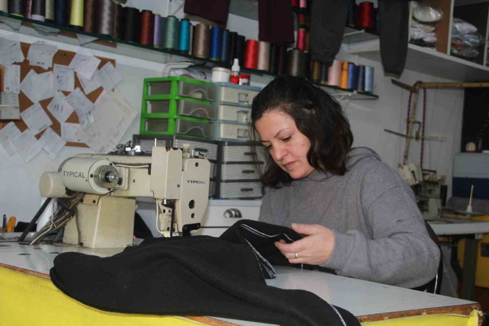fabrikalarin atik kumaslarini satin alip 20 dakikada kiyafet uretiyor 5 EmgQz29U