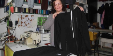 fabrikalarin-atik-kumaslarini-satin-alip-20-dakikada-kiyafet-uretiyor-7sO6DCvn.jpg