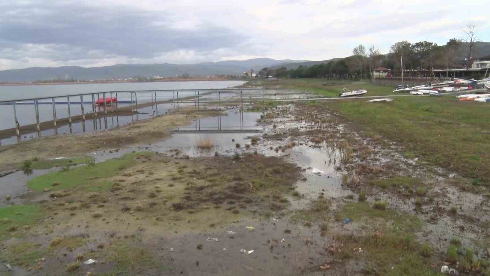 fabrikalarin tonlarca su cektigi iznik golu 200 metre cekildi 2 I9aqPIHG