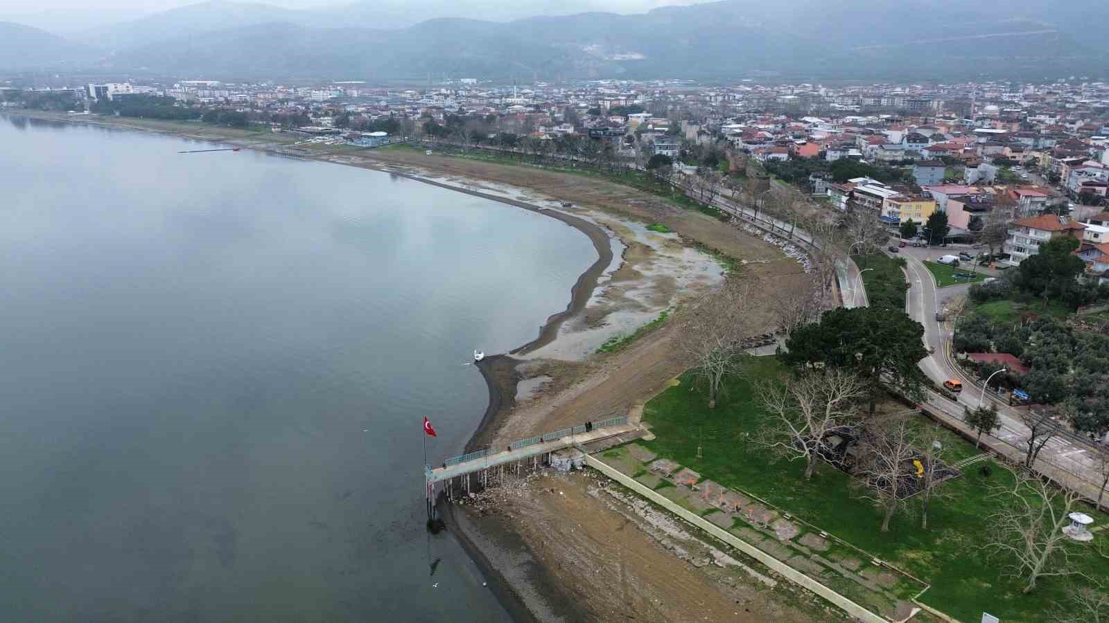 fabrikalarin tonlarca su cektigi iznik golu 200 metre cekildi 4 YgT6bIaF