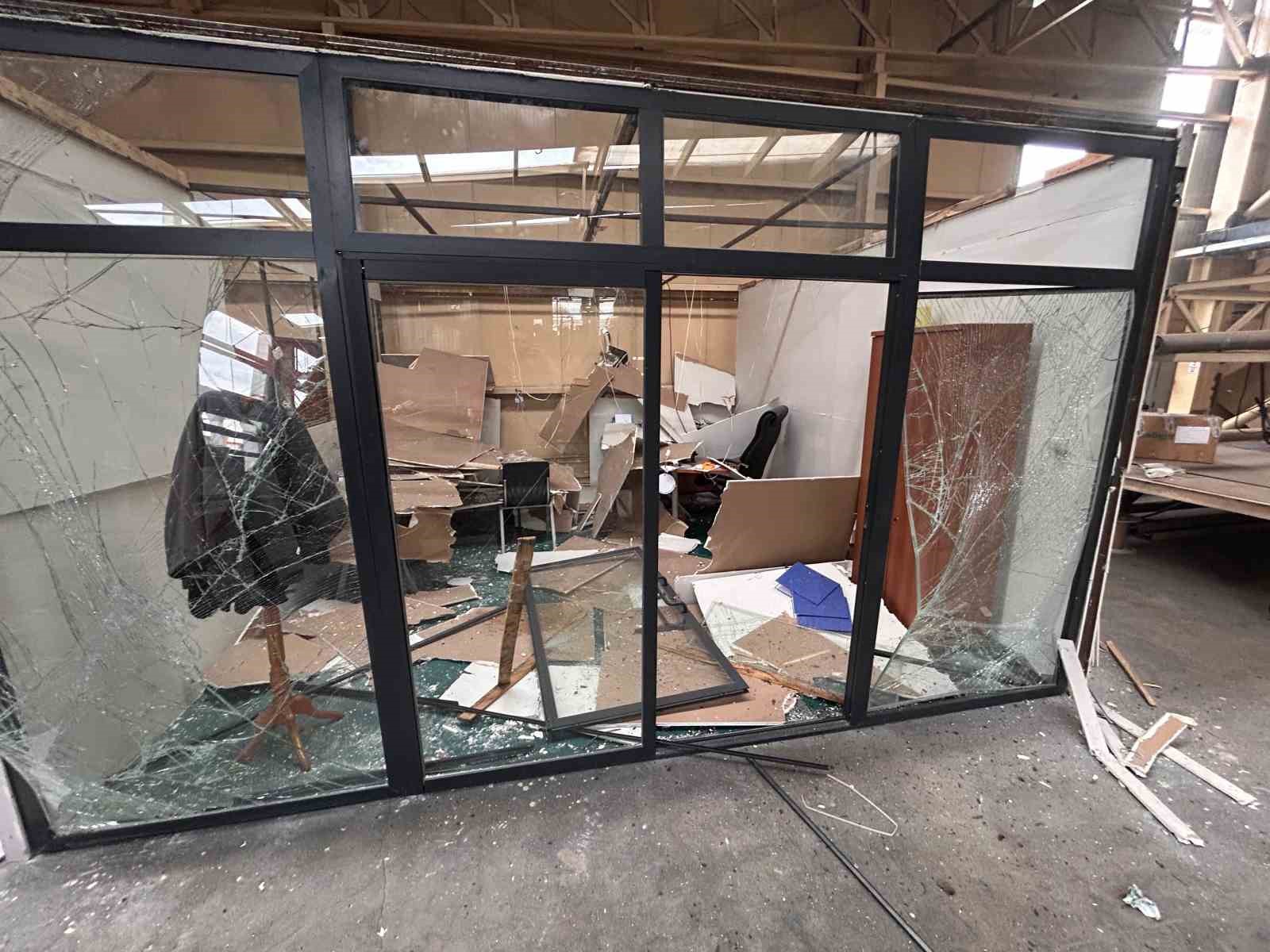 fabrikanin buhar kazani patladi ortalik savas alanina dondu 1i agir 8 yarali 7 gSeMvfcO