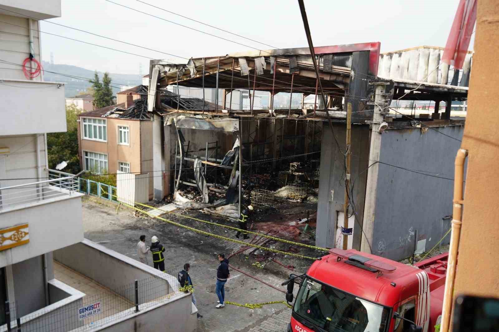 facia ani komsular ustumu sondursun diye kendimi disari attim 1 l27JlnAk