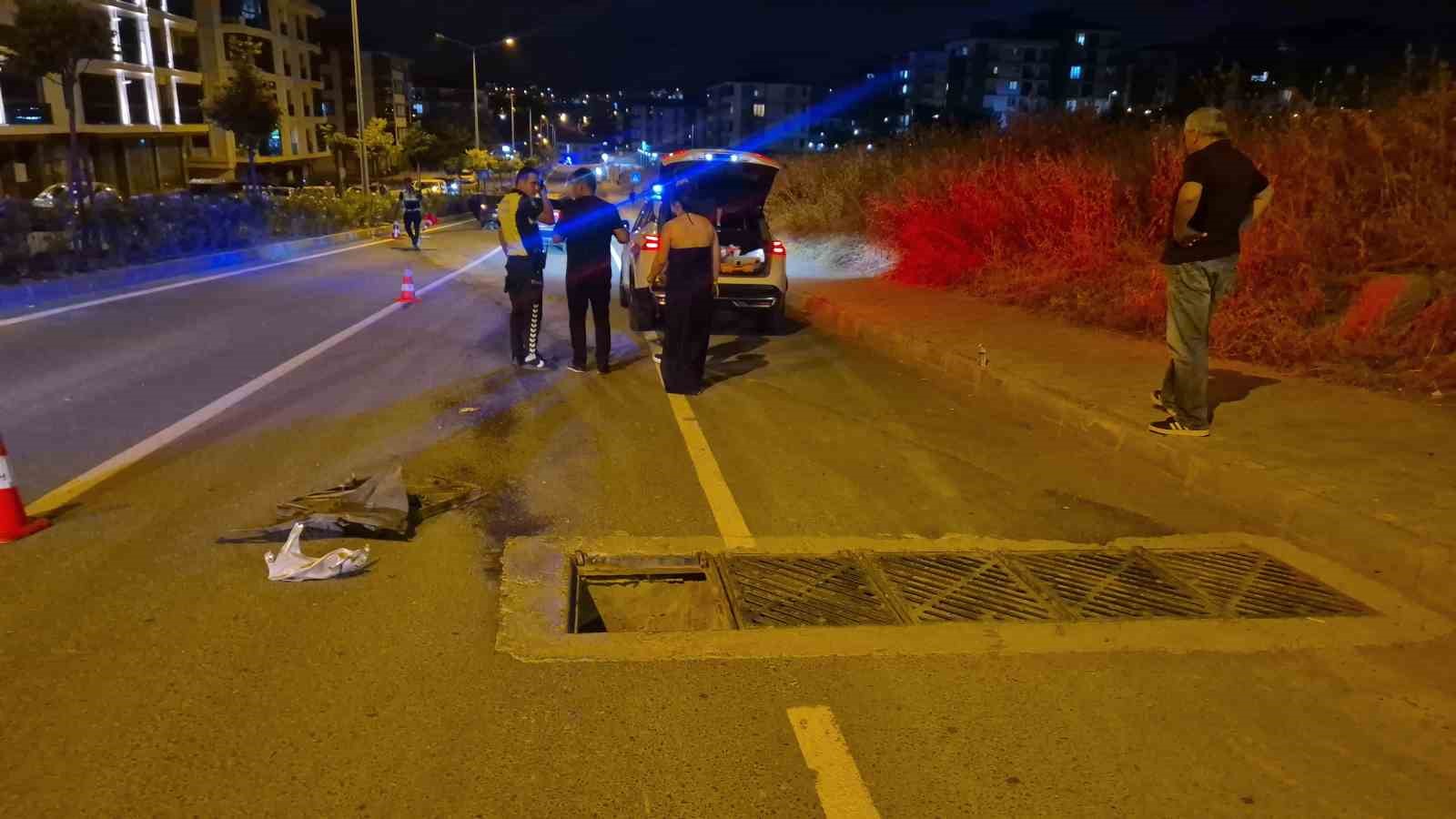 faciadan donuldu acik rogar kapagina carpan otomobil metrelerce suruklendi 4