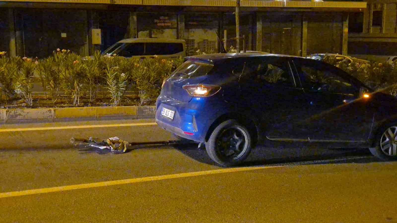faciadan donuldu acik rogar kapagina carpan otomobil metrelerce suruklendi 5 gwpECi6I