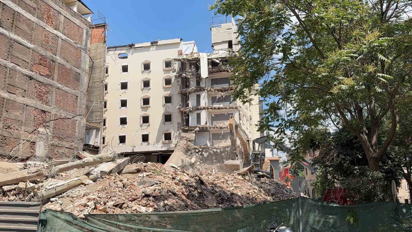faciadan donulen yikimda zarar goren is yerleri kapatildi 0