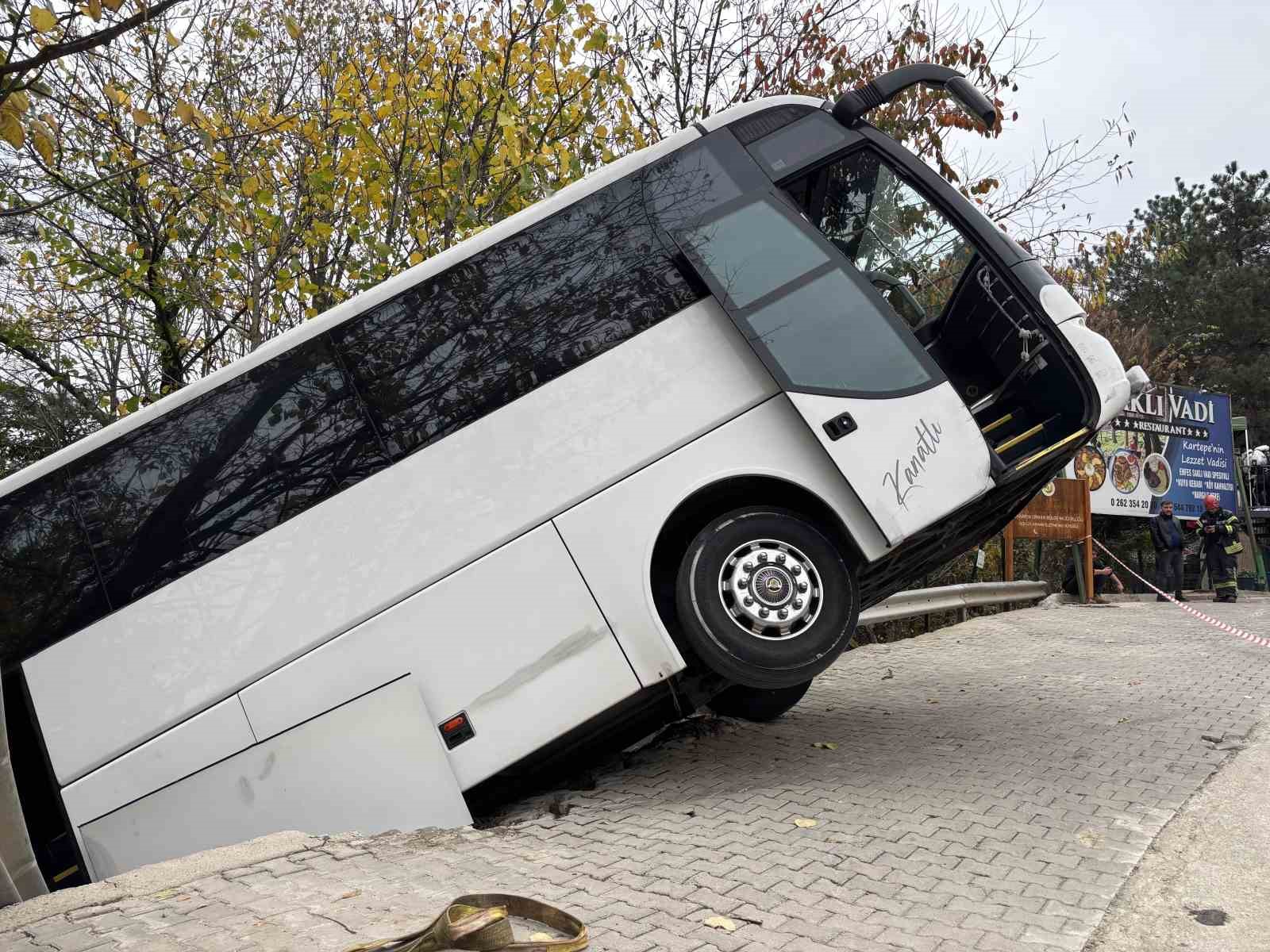 facianin esiginden donuldu tur otobusu sarampole dustu 0 POnCP6ut