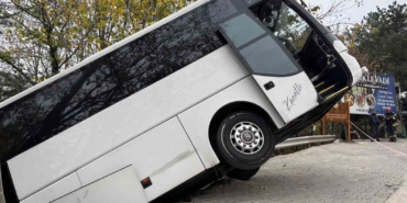 facianin-esiginden-donuldu-tur-otobusu-sarampole-dustu-zeRiH1GN.jpg