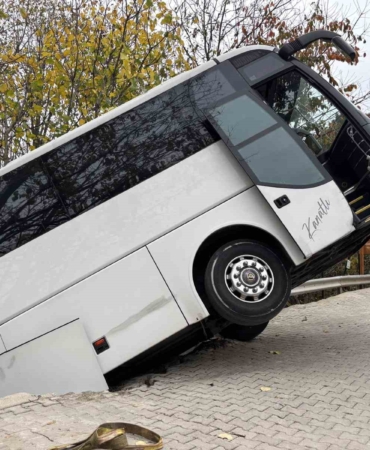 facianin-esiginden-donuldu-tur-otobusu-sarampole-dustu-zeRiH1GN.jpg