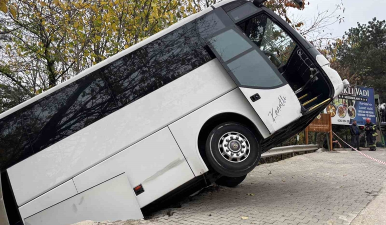 facianin-esiginden-donuldu-tur-otobusu-sarampole-dustu-zeRiH1GN.jpg