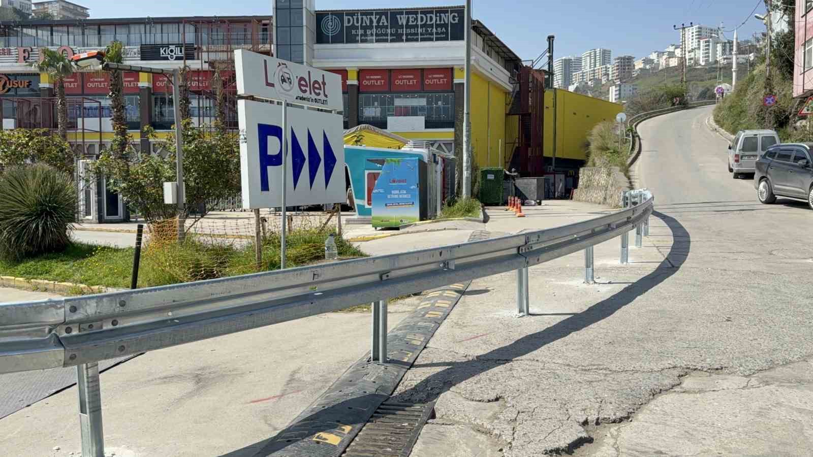 facianin yasandigi lovelet avmde arac giris cikislari bariyerlerle kapatildi 1 mCqE7hHG