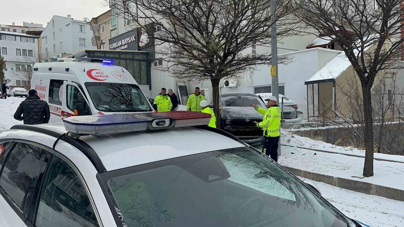 Faciayı ağaç önledi: O anlar güvenlik kameraları yansıdı 5 faciayi agac onledi o anlar guvenlik kameralari yansidi 1 GLsFVMYS