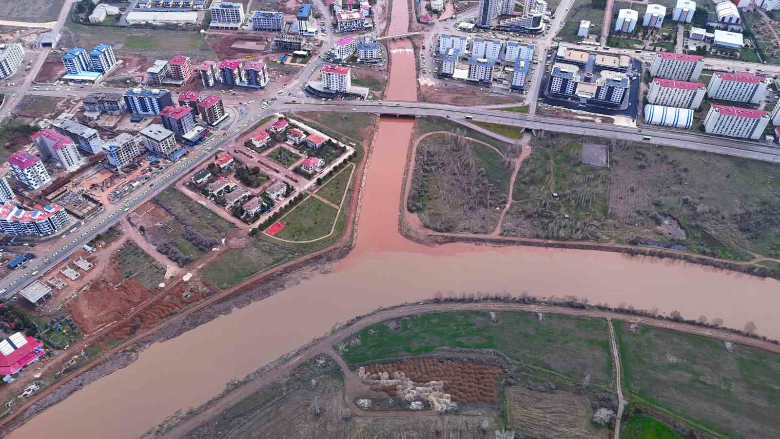 fadlum cayi kizilirmaka rengini verdi 0 cQJADE2T