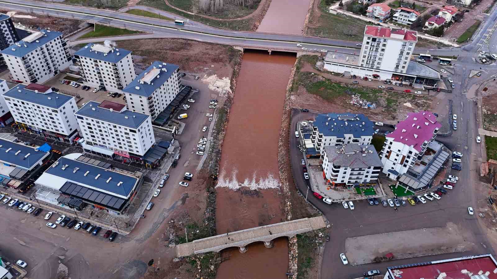 fadlum cayi kizilirmaka rengini verdi 3 nL2MXOQH