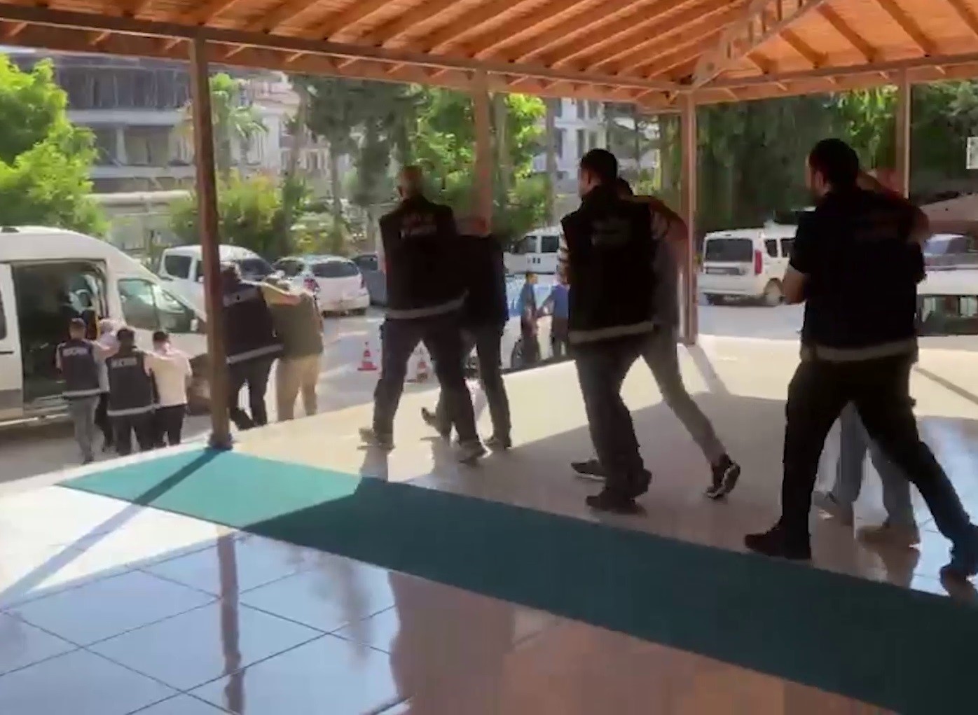 faizle para vererek kumar bagimlilarini borc batagina dusuren tefecilere operasyon 1