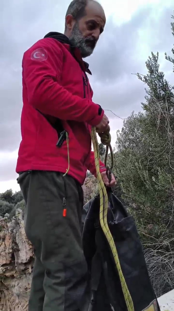 falezlerde mahsur kalan kediyi film gibi operasyonla kurtardilar 1 EB1AP9yK