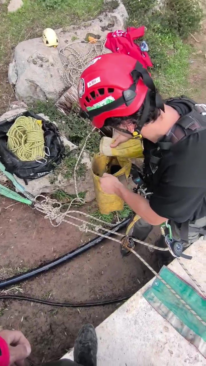 falezlerde mahsur kalan kediyi film gibi operasyonla kurtardilar 3 5zZT9vL5