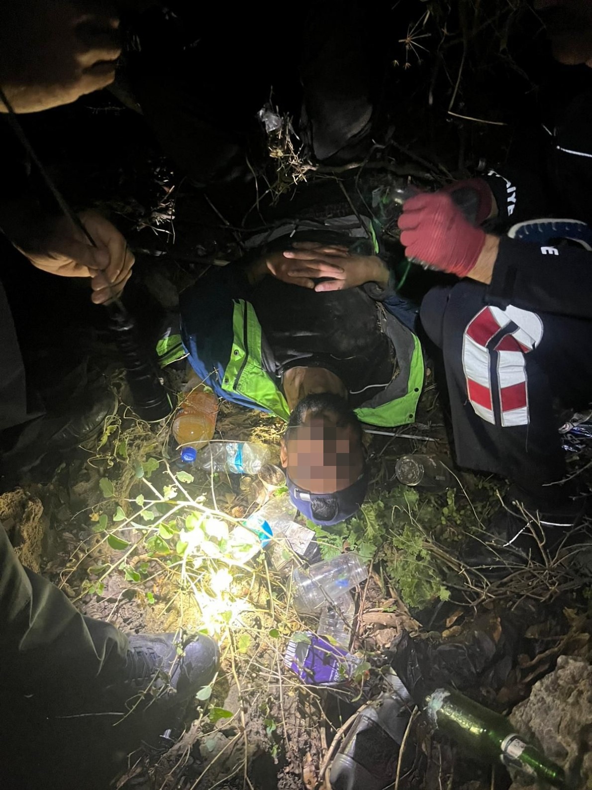 falezlerden dusen sahis afad ve itfaiye tarafindan kurtarildi 1 JX2hBG2m