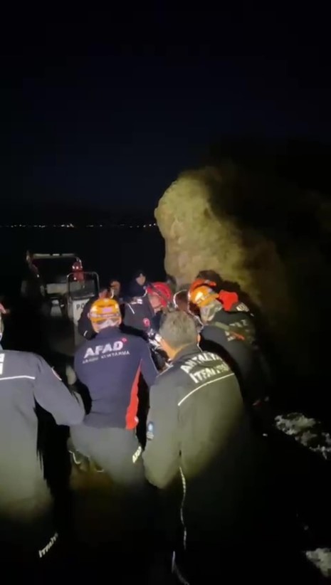 falezlerden dusen sahis afad ve itfaiye tarafindan kurtarildi 2 VqV5UnB2