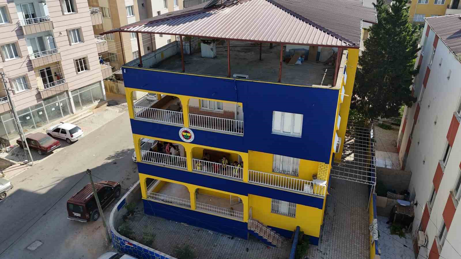 Fanatik ailenin sarı laciverte boyatıp, amblem koydurduğu ‘Fenerbahçeli ev’ simge haline geldi 5 fanatik ailenin sari laciverte boyatip amblem koydurdugu fenerbahceli ev simge haline geldi 1 l8m4aBSJ