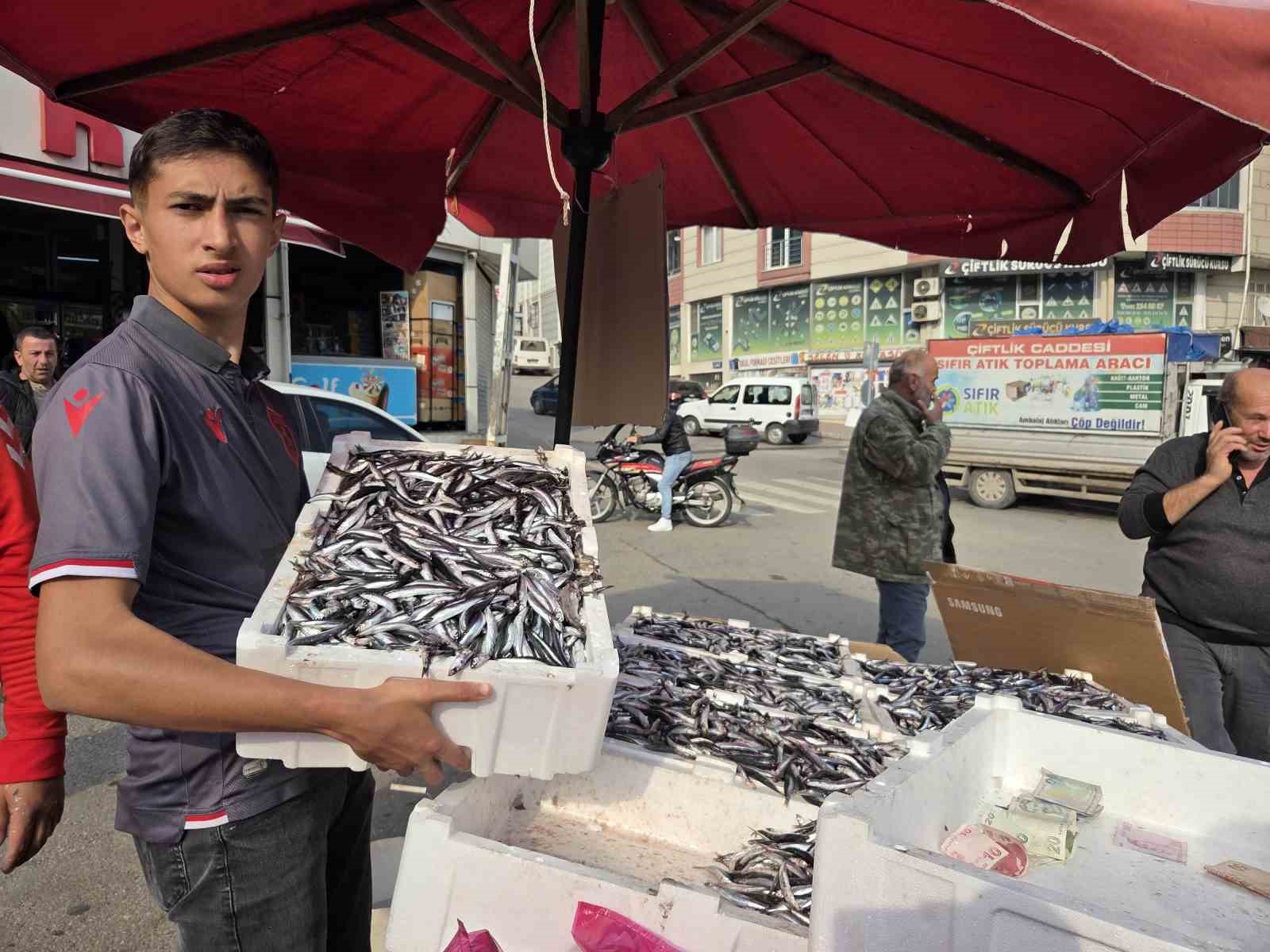 fanatik balikci cildirdi hamsiyi 25 tlden satti 5 cR3rtnun