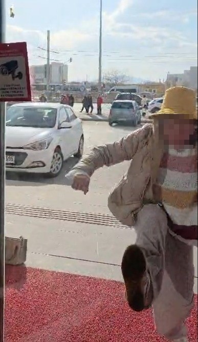 Fark ücreti vermek istemeyen kadın eczaneye taşla saldırdı, kapıları tekmeledi 5 fark ucreti vermek istemeyen kadin eczaneye tasla saldirdi kapilari tekmeledi 1 yLqD7ylj