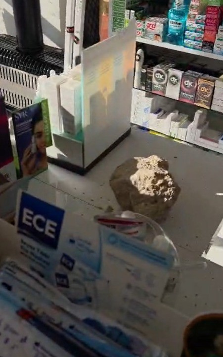 Fark ücreti vermek istemeyen kadın eczaneye taşla saldırdı, kapıları tekmeledi 6 fark ucreti vermek istemeyen kadin eczaneye tasla saldirdi kapilari tekmeledi 2